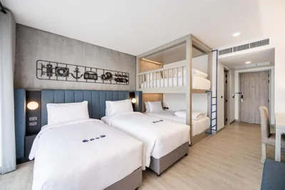 Deluxe-Vierbettzimmer — Kokotel Phuket Nai Yang Beach